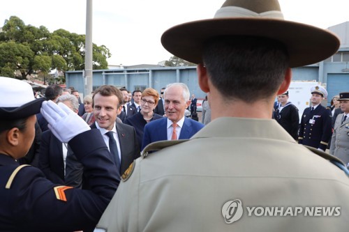 호주의 해군기지 방문한 마크롱 프랑스 대통령과 호주 턴불 총리