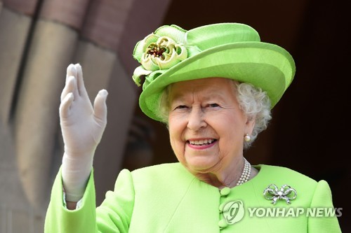 그렌펠 타워 희생자들을 기리는 녹색옷을 입은 엘리자베스 2세 여왕 [AFP=연합뉴스]