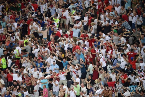 잉글랜드 서포터스들의 응원 장면.(AFP=연합뉴스)