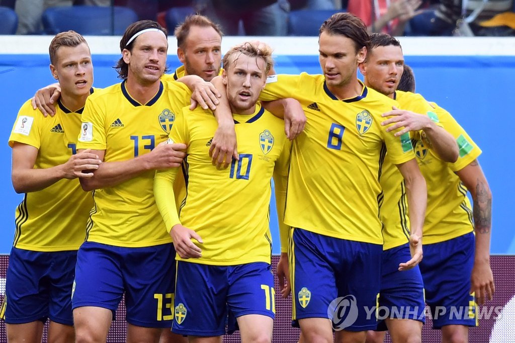 에밀 포르스베리(10번)의 결승골을 기뻐하는 스웨덴 선수들.(AFP=연합뉴스)