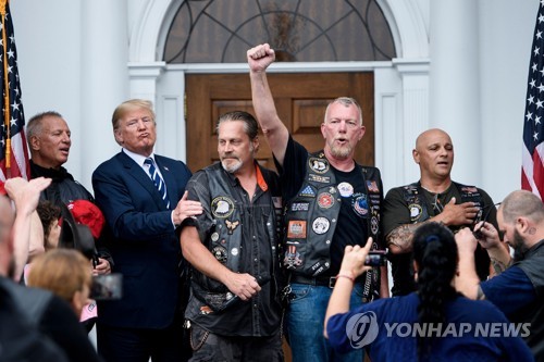 여름휴가 중 자신을 지지하는 오토바이 라이더들을 만난 트럼프