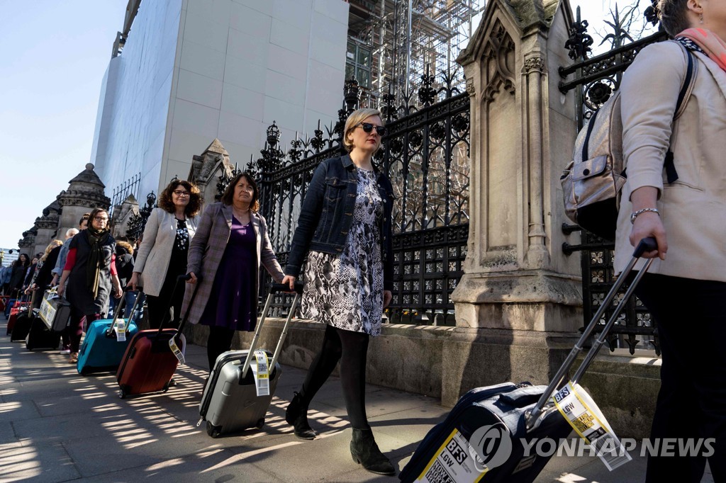 인공임신중절 금지법을 두고 시위에 나선 28명의 참가자