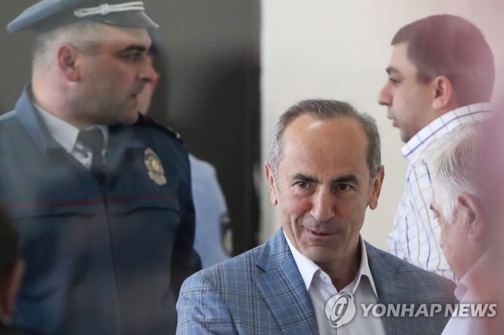 이달 13일 법원에 출석하는 코차랸 전 아르메니아 대통령
