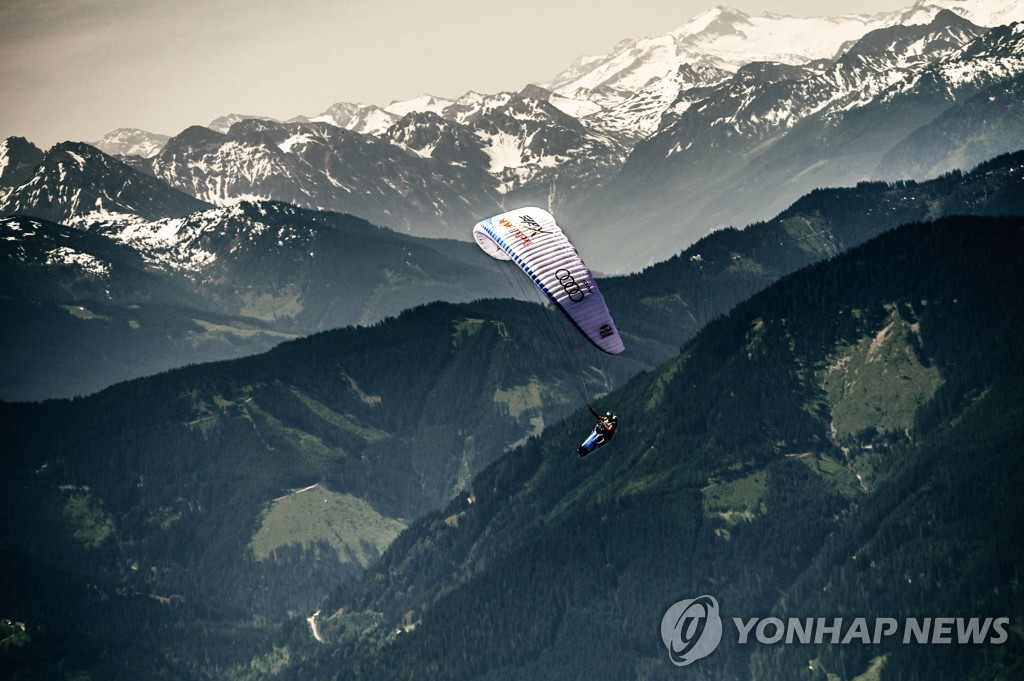 AUSTRIA-PARAGLIDING-ALPS