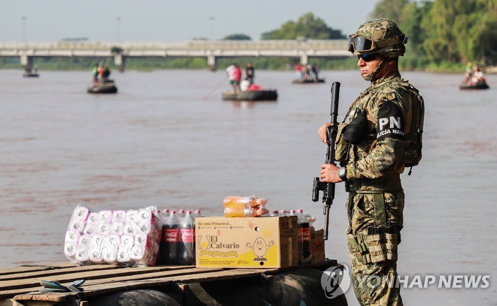 과테말라와 국경을 이루는 수치아테 강을 순찰하는 멕시코 군인 [AFP=연합뉴스]