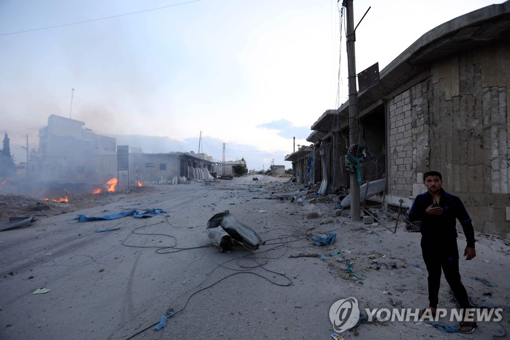 18일 시리아 친정부군의 로켓포 공격 현장으로 추정되는 이들립 카프르나블의 한 거리