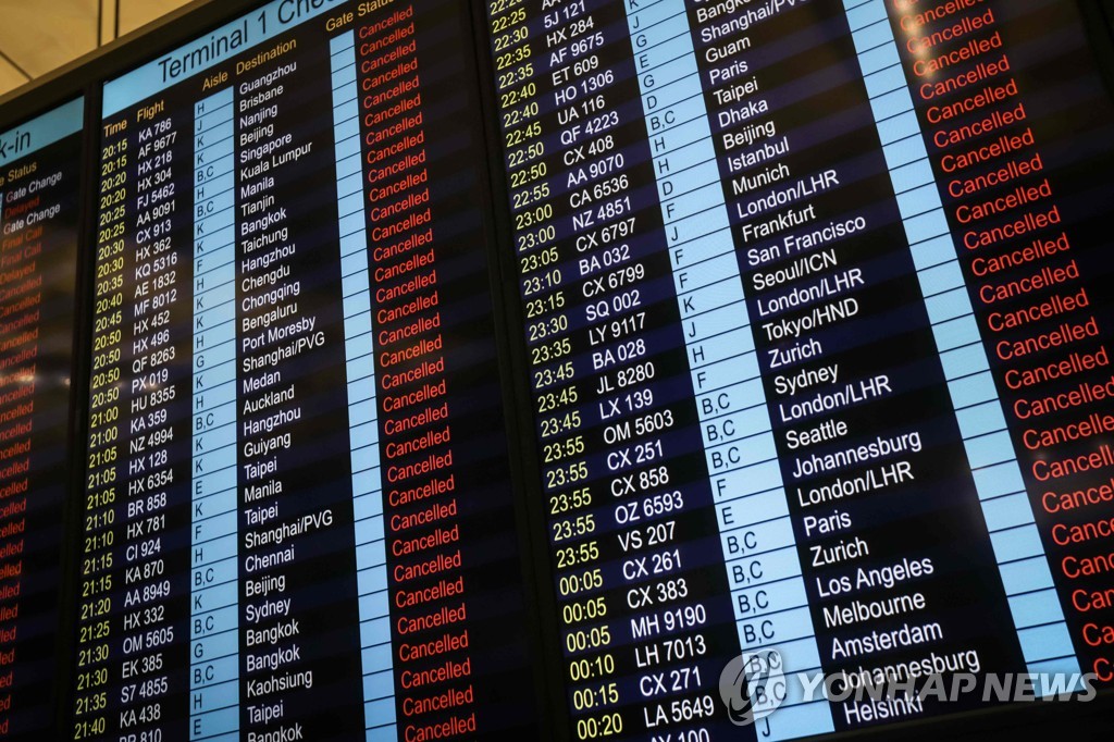 12일 밤 '취소' 안내로 가득한 홍콩 국제공항 안내판