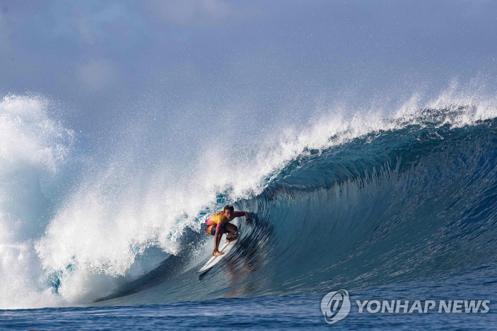 TOPSHOT-TAHITI-SURFING