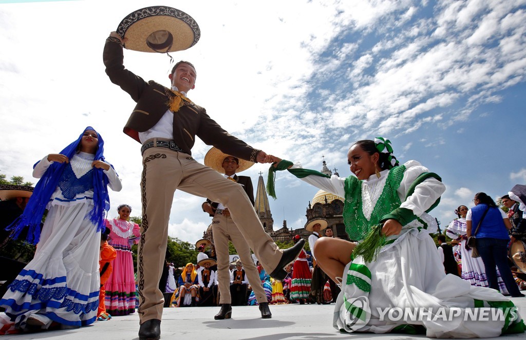 MEXICO-GUINNESS-MARIACHI-DANCE