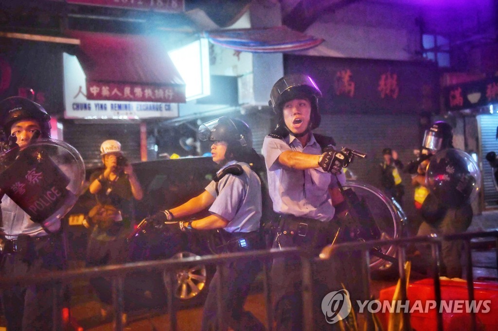 홍콩 경찰, 25일 '송환법' 반대 시위 현장서 첫 실탄 경고사격