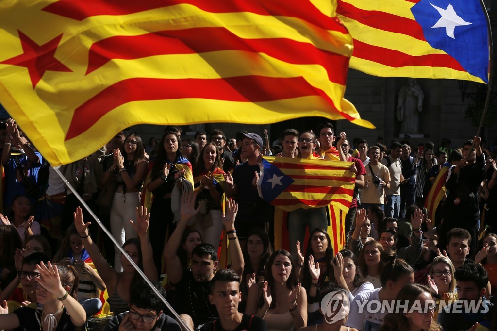 17일 바르셀로나에서 집회 참가자들이 카탈루냐기 '에스텔라다'를 흔들고 있다. [AFP=연합뉴스]