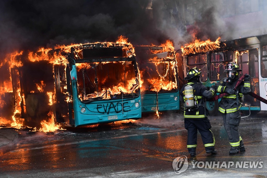지하철 요금 인상 반대 시위에 불 타는 시내버스
