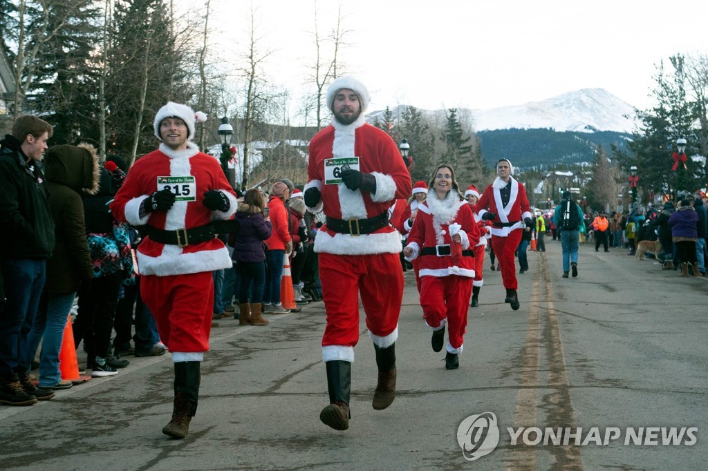 US-OFFBEAT-CHRISTMAS-SANTA CLAUS-RACE