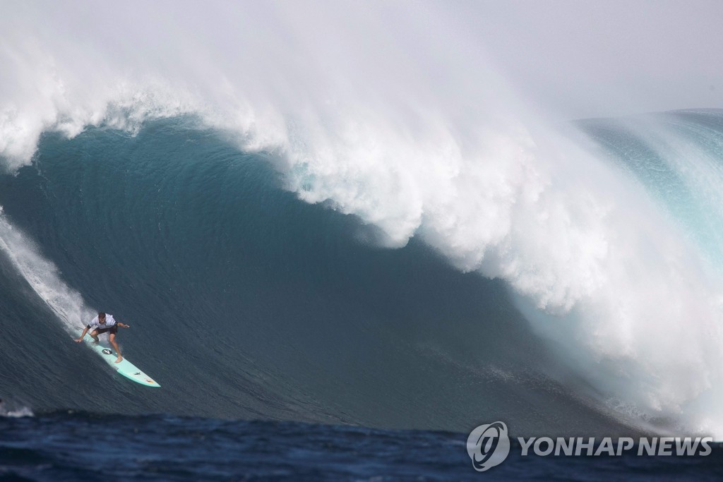 SURFING-JAWS-BIG-WAVE-COMPETITION