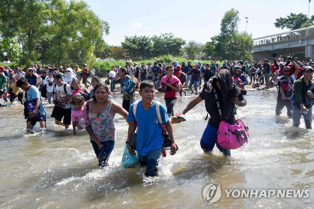 TOPSHOT-MEXICO-GUATEMALA-HONDURAS-US-MIGRATION-CARAVAN