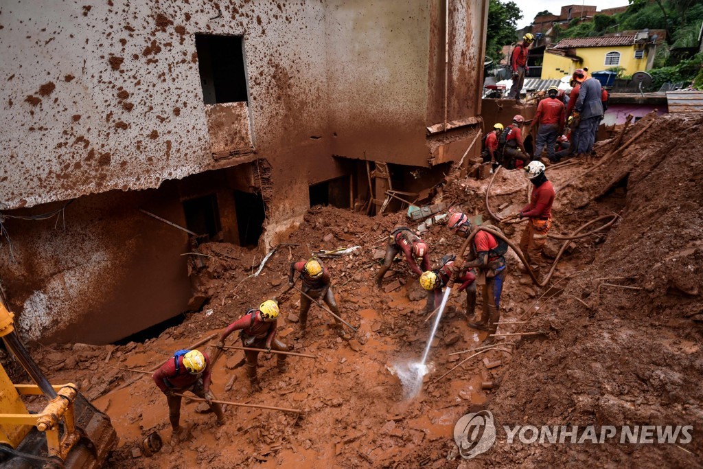 TOPSHOT-BRAZIL-WEATHER-LANDSLIDE