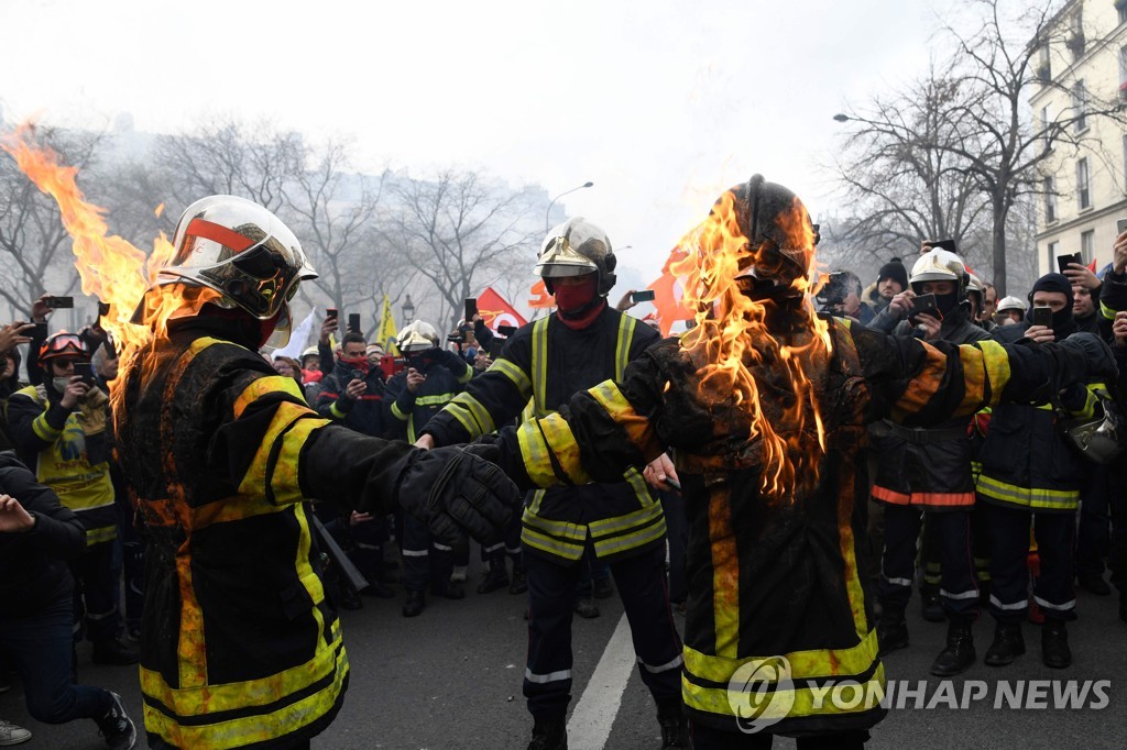 FRANCE-SOCIAL-DEMO-FIREFIGHTER-PESION