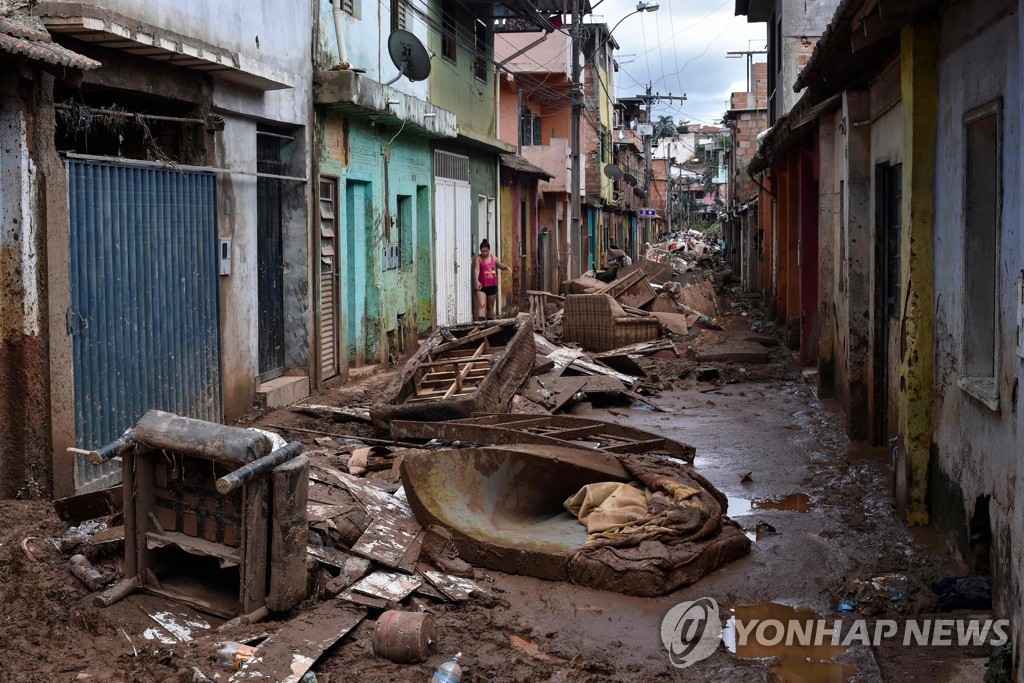 TOPSHOT-BRAZIL-WEATHER-RAINS-FLOOD