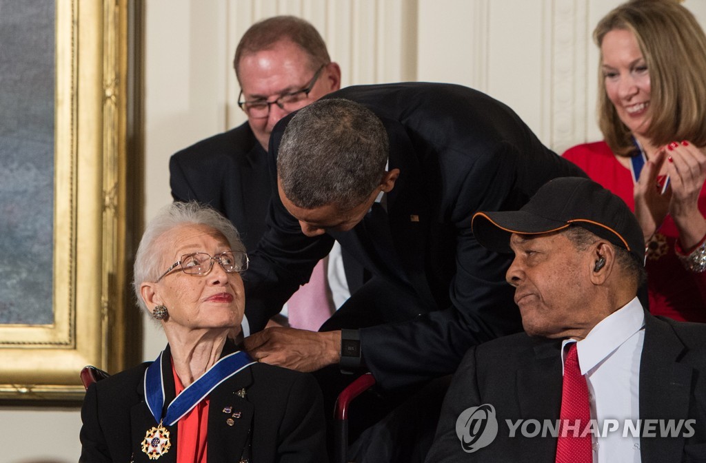 2015년 버락 오바마 당시 미국 대통령으로부터 '자유의 메달'을 받은 캐서린 존슨