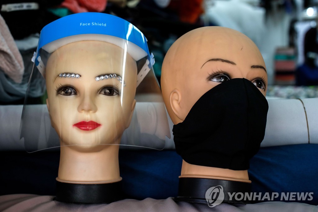 베를린의 한 상점에서 판매 중인 마스크와 안면 보호구 [AFP=연합뉴스]