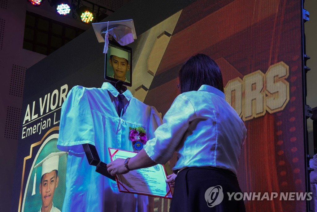 PHILIPPINES-HEALTH-VIRUS-GRADUATION