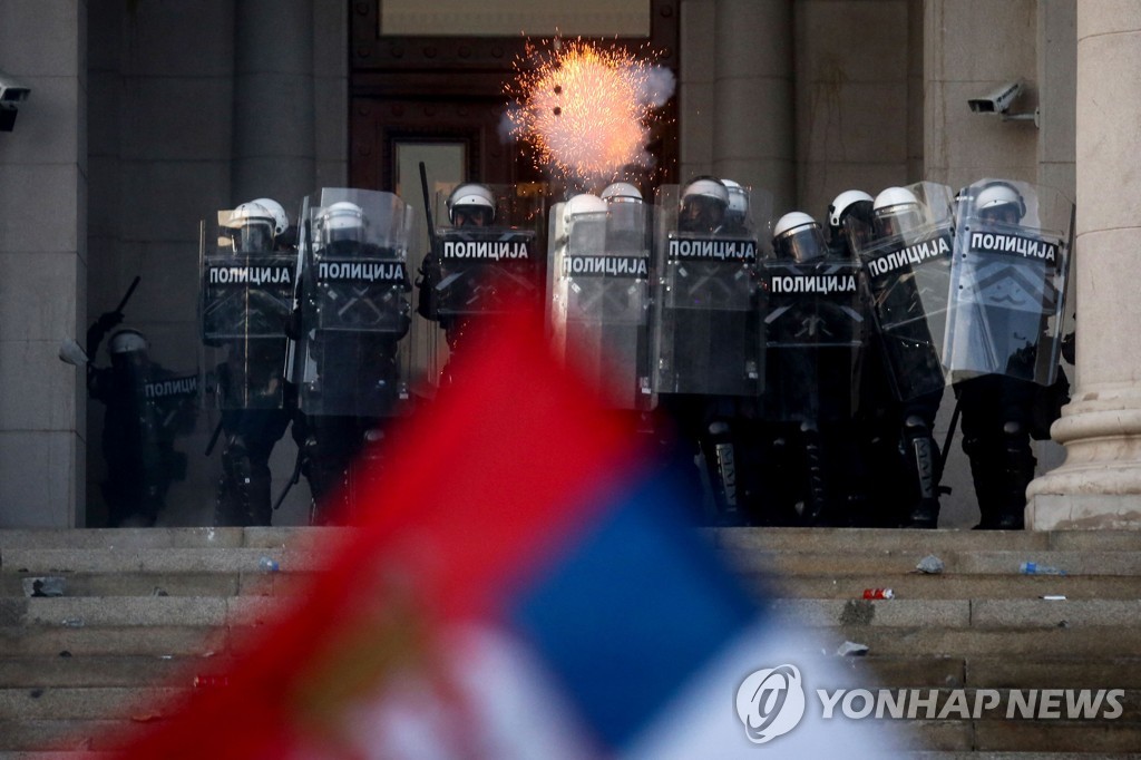 TOPSHOT-SERBIA-HEALTH-VIRUS-UNREST