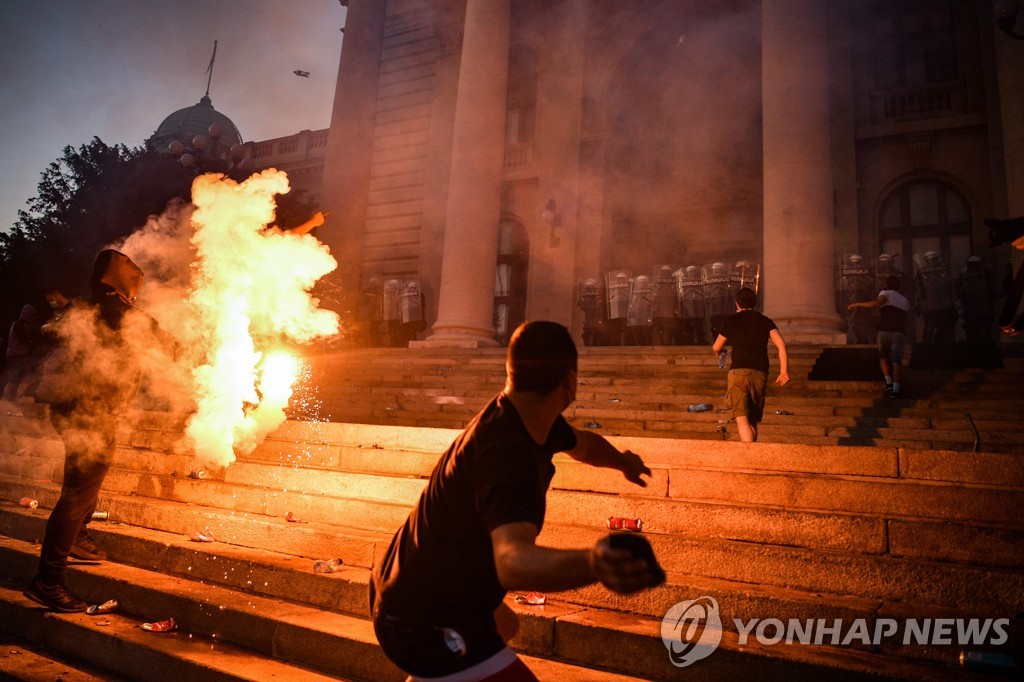 TOPSHOT-SERBIA-HEALTH-VIRUS-UNREST