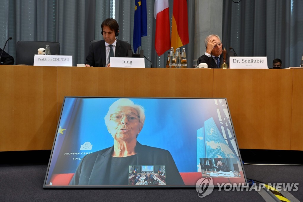 독일-프랑스 의회 대표단 회의에서 화상연설을 하는 라가르드 ECB 총재 [AFP=연합뉴스]
