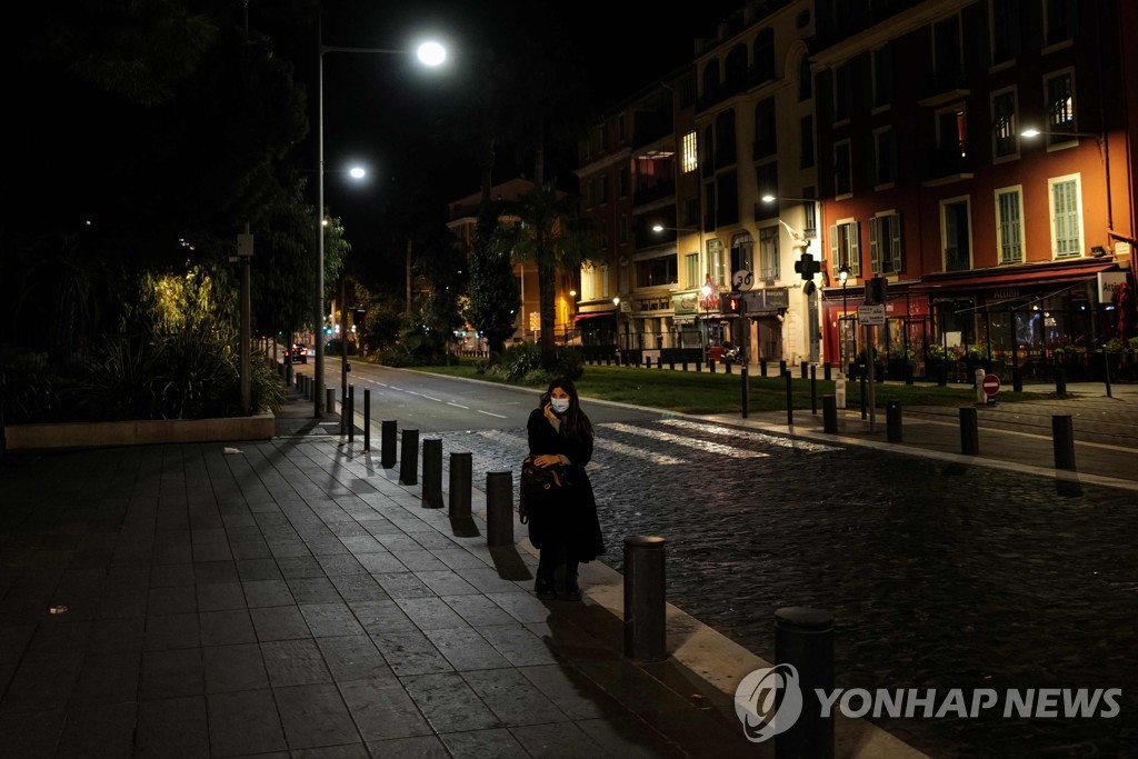 야간 통행금지 조치로 텅 빈 프랑스 니스의 거리