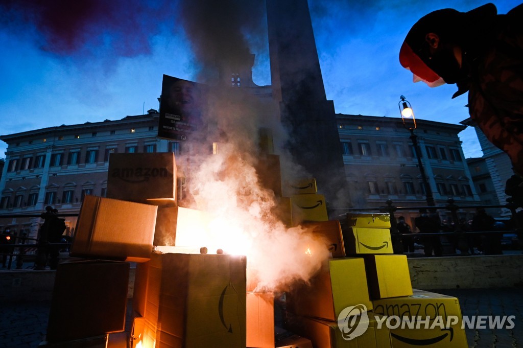 아마존 배송 상자를 불태우며 항의 시위를 벌이는 이탈리아 노동자들