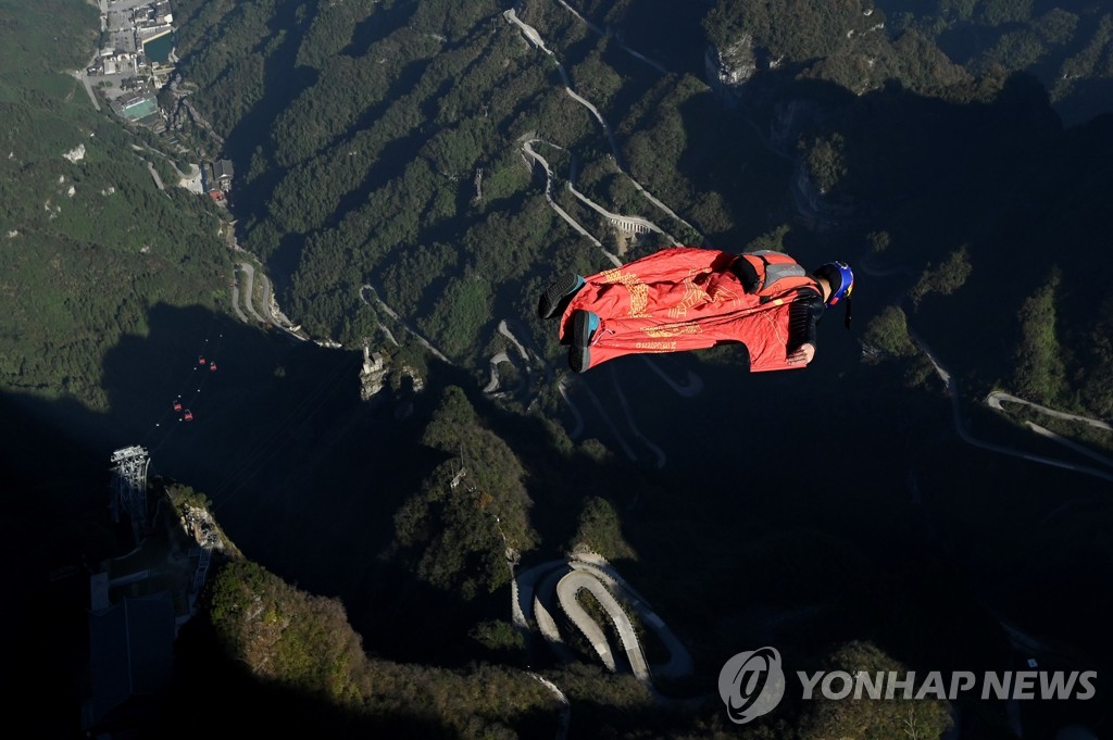 CHINA-LIFESTYLE-SPORT-WINGSUIT