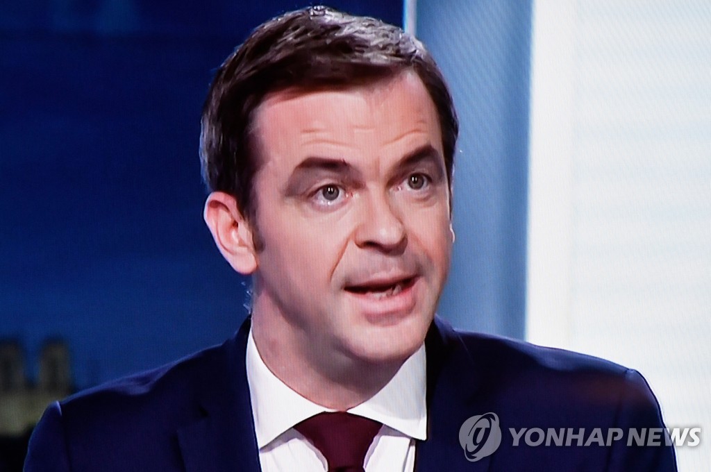 인터뷰하는 올리비에 베랑 프랑스 보건부 장관