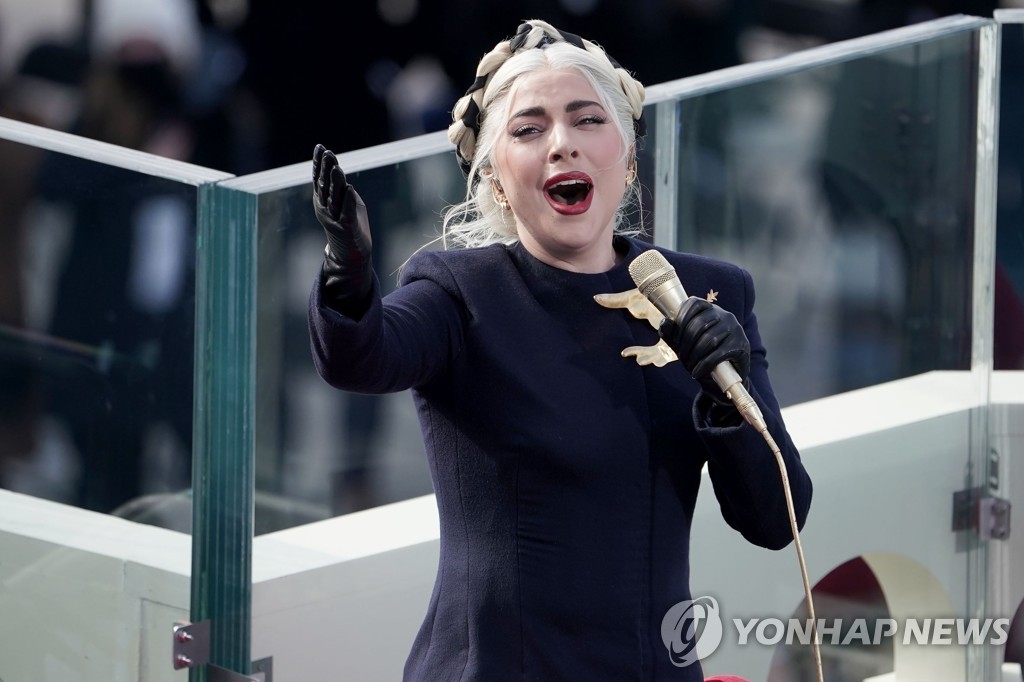 국가 부르는 레이디가가