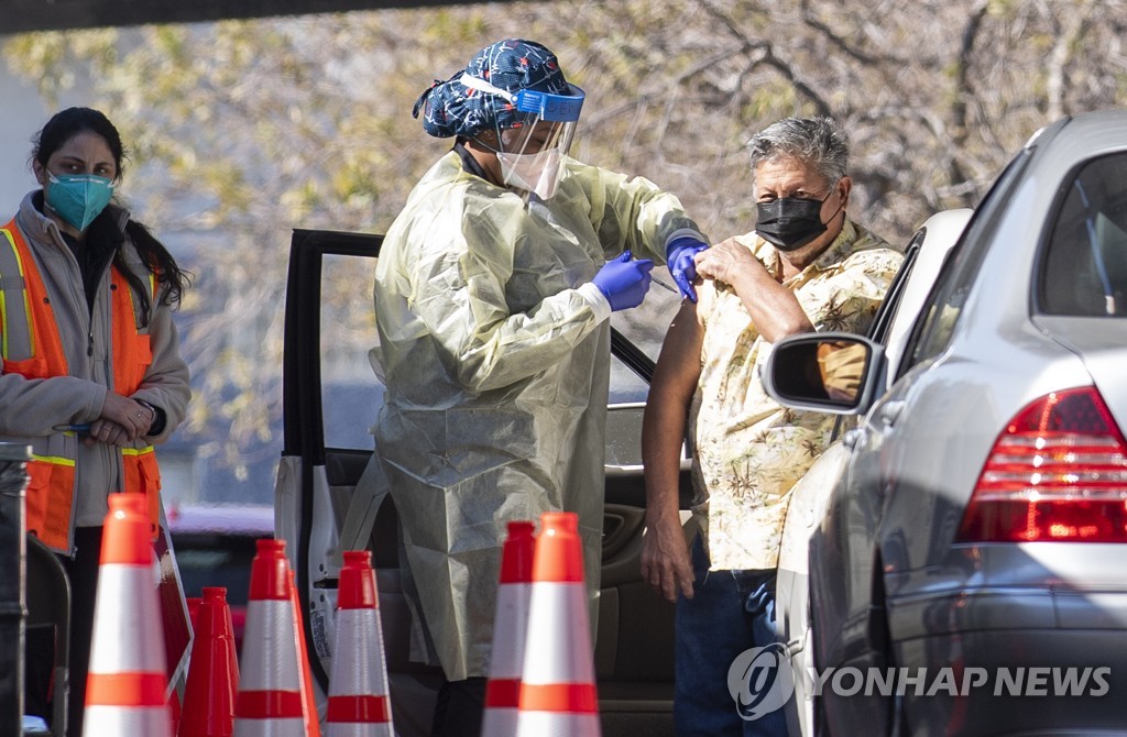 미국 캘리포니아주에서 백신을 투여하는 한 간호사