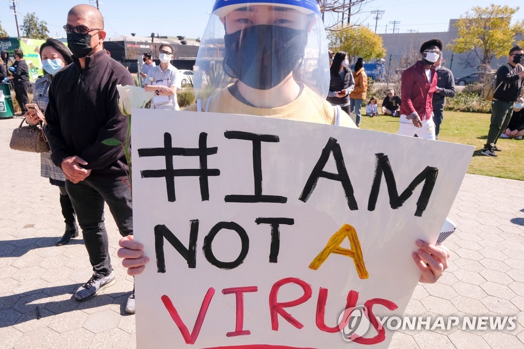 이달 미국 캘리포니아주 로스앤젤레스에서 한 중국계 미국인이 "나는 바이러스가 아니다"라는 팻말을 들고 시위하고 있다.