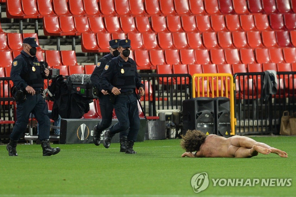 발가벗은 채 그라운드에 난입한 한 남성.