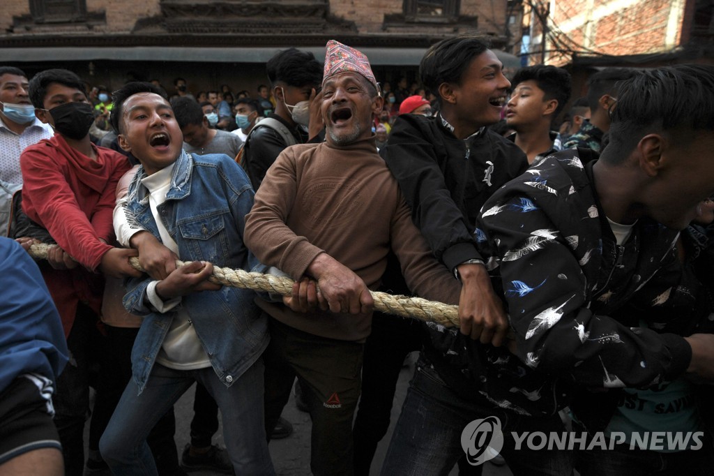 ′영차 영차 초대형 마차끌기′…네팔 연례 봄 축제 비스카 자트라 