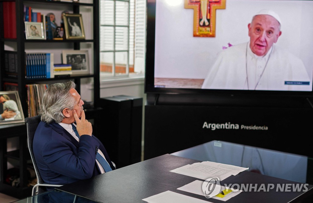 22일(현지시간) 프란치스코 교황의 기후 정상화의 영상 메시지를 시청하는 알베르토 페르난데스 아르헨티나 대통령. [AFP=연합뉴스]