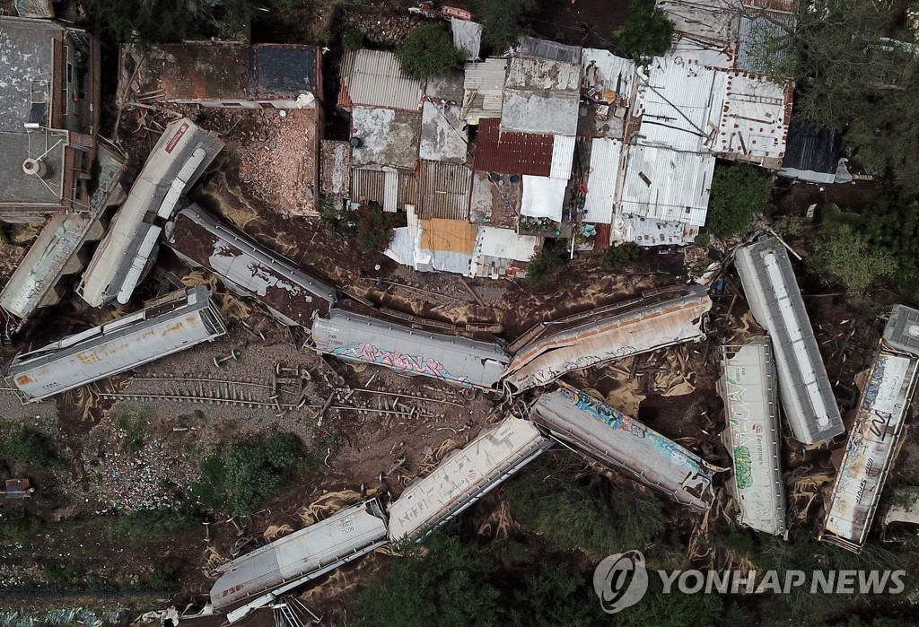 ′뒤엉킨 열차′…멕시코서 탈선 사고 주택가 덮쳐 4명 사상 