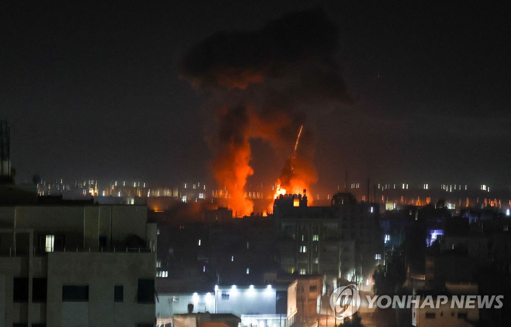 16일(현지시간) 새벽 가자지구를 공습하는 이스라엘군 모습