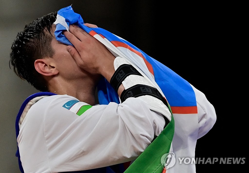 올림픽 금메달에 감격하는 울루그벡 라시토프