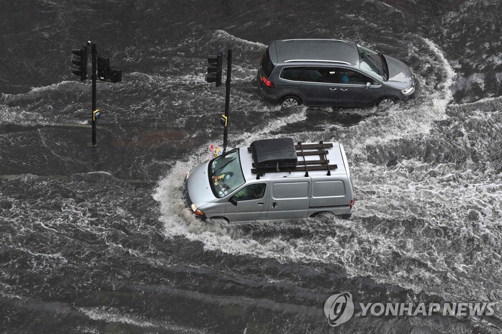 TOPSHOT-BRITAIN-WEATHER-FLOODING