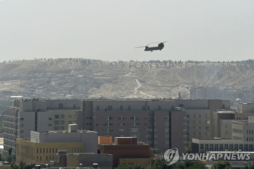 15일 아프간 수도 카불 상공을 비행하는 미군의 헬리콥터 [AFP=연합뉴스]