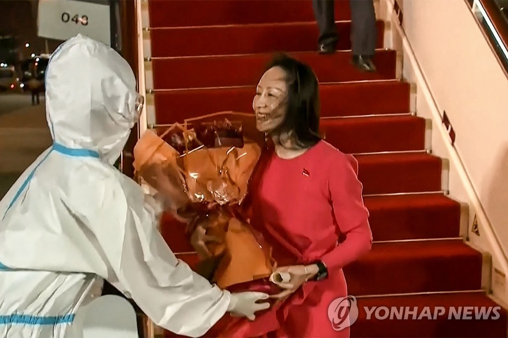 25일 선전공항에 도착해 꽃다발을 받는 멍완저우 [AFP=연합뉴스]