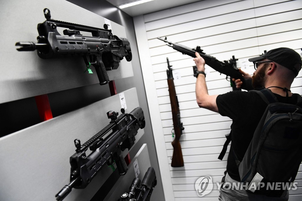 전미총기협회(NRA) 연례총회장에 전시된 총기들