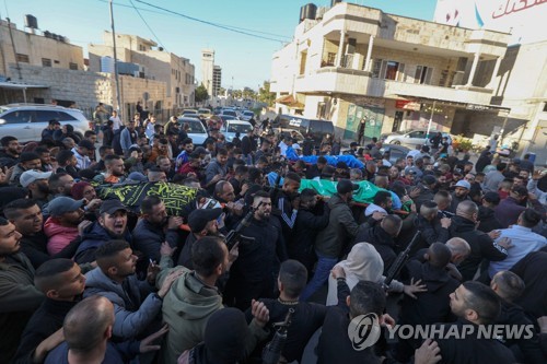 이스라엘군이 서안 수색 중 사살한 팔레스타인 주민의 장례식.