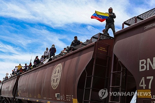 '새로운 터전으로'…멕시코 화물기차에 몸 실은 이주자들