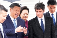 시진핑에 레드카펫 깔아주는 마크롱, '줄타기 외교'