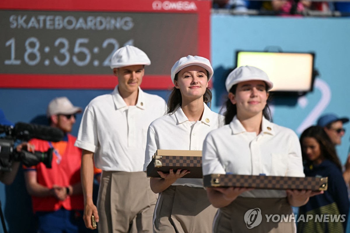 루이뷔통 로고 새겨진 파리 올림픽 메달 받침대