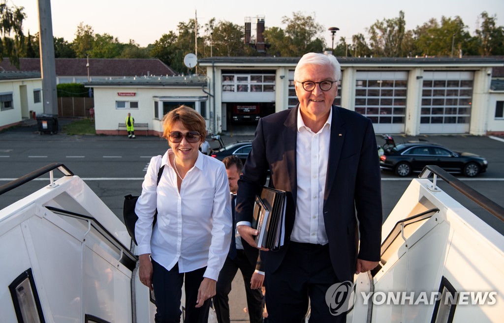 지난달 31일 독일 베를린에서 폴란드로 향하는 정부 전용기에 오르는 프랑크 발터 슈타인마이어 독일 대통령